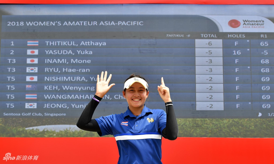 泰国天才少女阿塔雅在比赛中挥杆,身姿矫健有力,目光坚定地追随着空中飞行的白球,充满自信与活力。