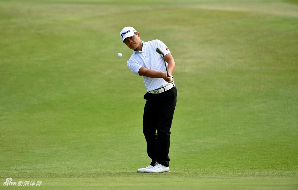 肖博文在果岭上俯身专注地观察推杆线路，决胜日的紧张气氛仿佛凝结在他紧蹙的眉宇间