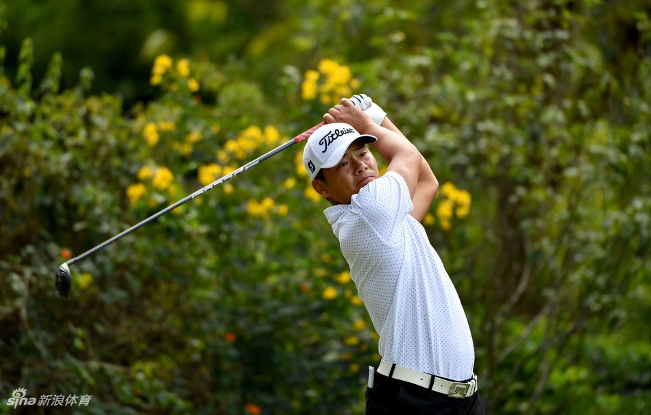 澳大利亚老将马库斯·博特在强风中沉稳挥杆，目光坚毅地望向球道远方，以无柏忌的完美表现占据领先