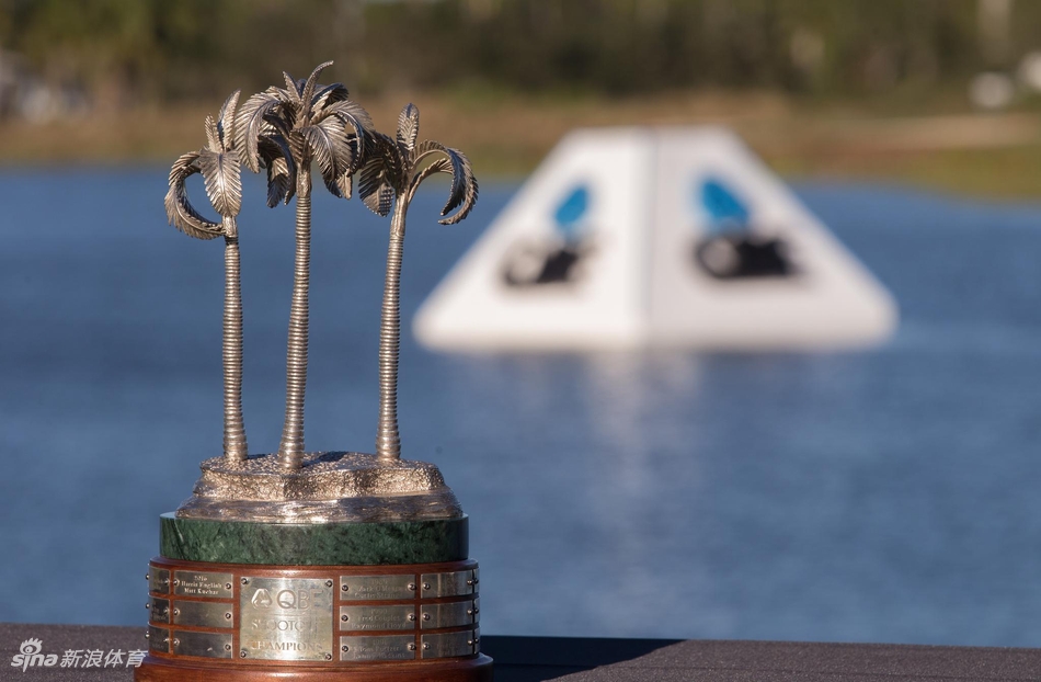 老将史翠克手握球杆露出沉稳微笑,眼神中充满对比赛的专注与热爱