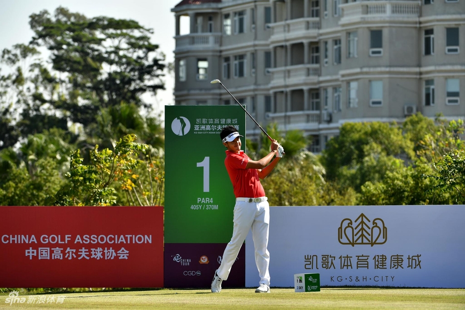 中国小将刘晏玮在球道上果断挥杆击球，年轻的面庞上写满了对胜利的渴望与专注