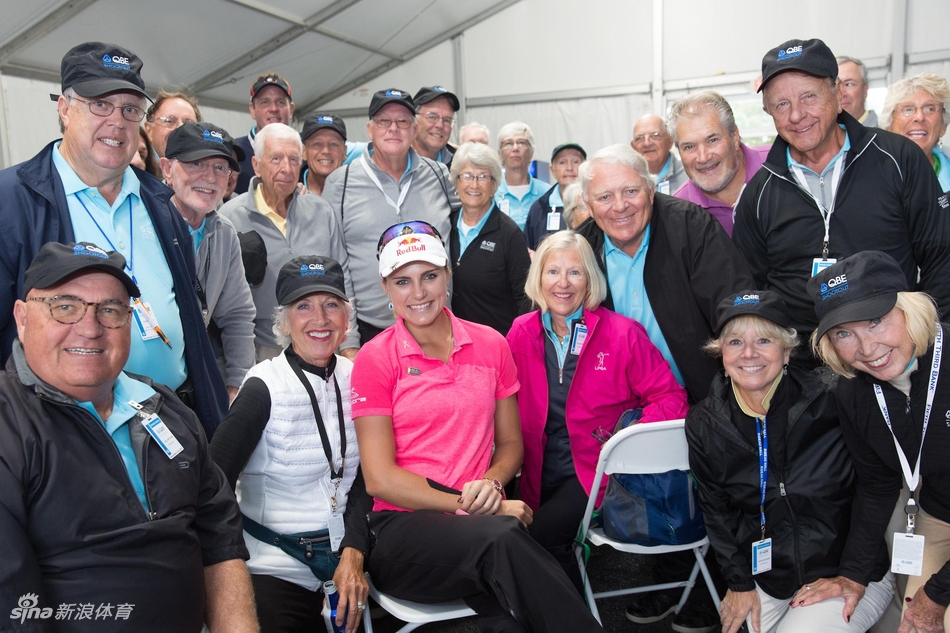 老将史蒂夫·史翠克在发球台上优雅地挥杆开球，动作流畅而稳定。