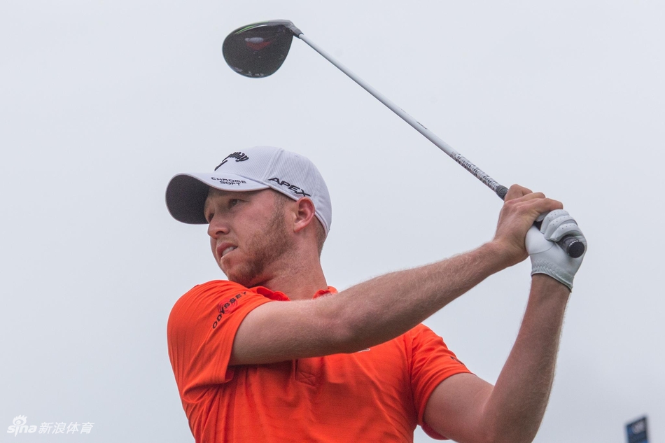 赛事主人格雷格·诺曼面带微笑与现场观众互动，展现其亲民的一面。