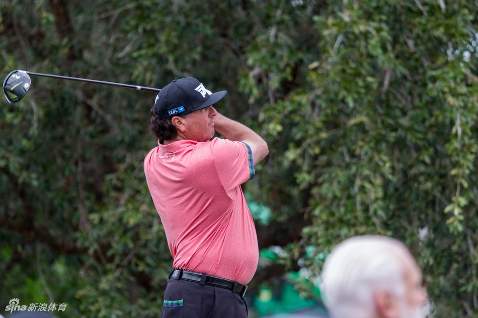 美巡赛球员帕特·佩雷兹在球道上准备击球，表情认真而坚定。