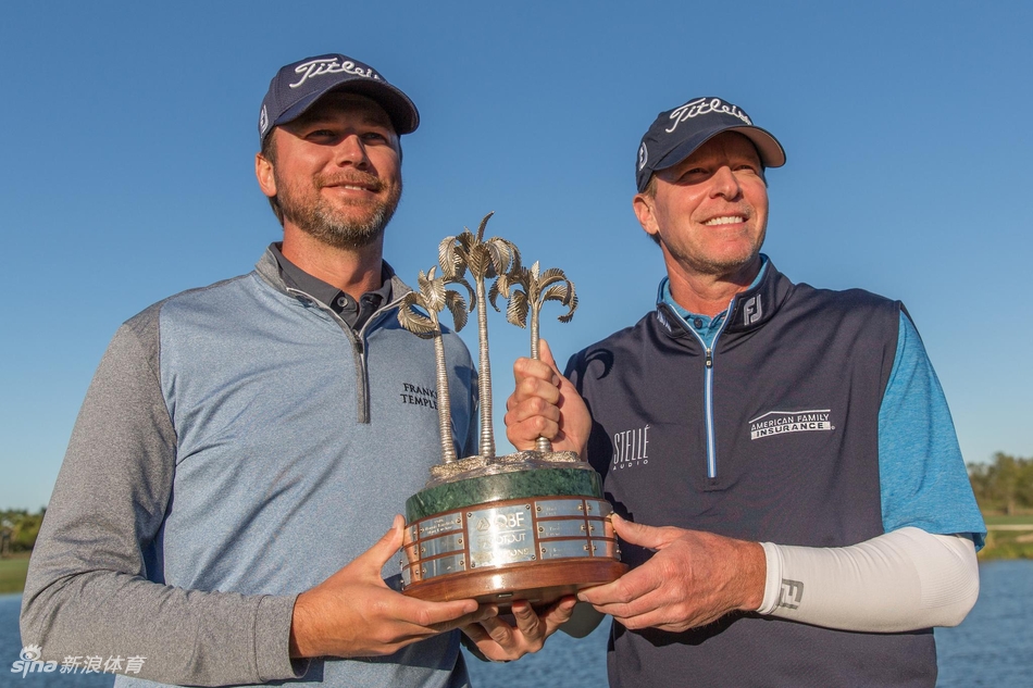 冠军组合奥海尔与史翠克手捧奖杯开怀大笑,背后是庆祝的香槟酒花