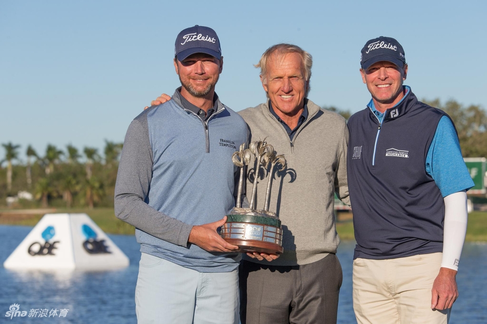 赛事创始人加里·普莱尔与冠军亲切交谈,背景是夕阳下的太阳城球场