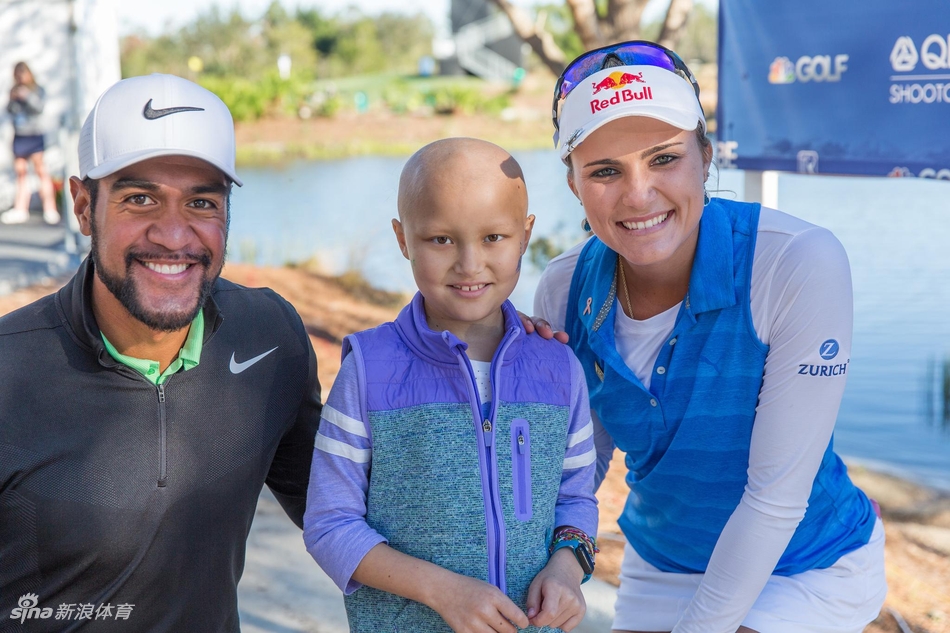 弗诺与汤普森两位球星蹲下身,与一位坐在轮椅上的患病小球迷开心合影