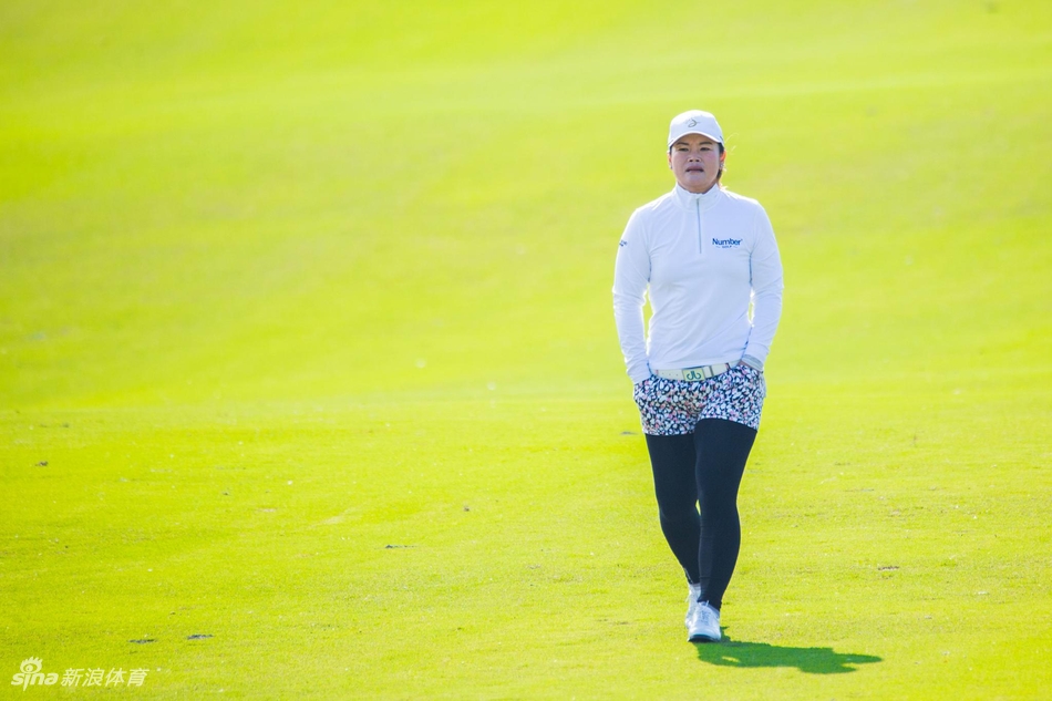 新星张维维全力开球，球杆划破空气瞬间充满张力