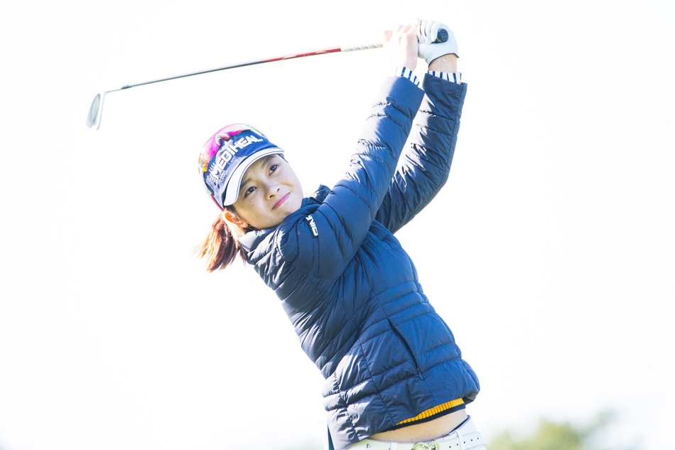 泰国名将萨兰朋在球道上优雅挥杆，姿态流畅充满力量