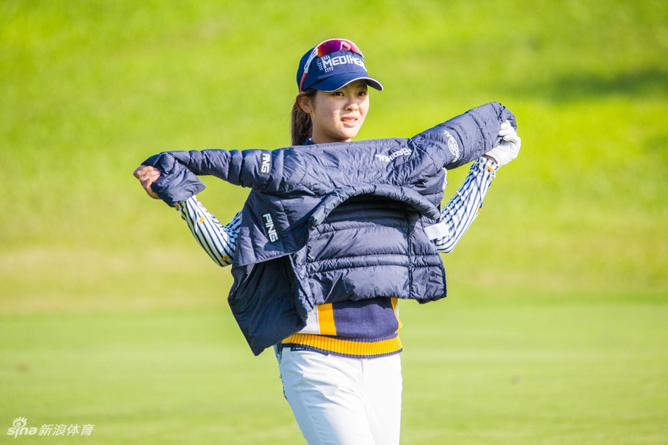 卫冕冠军卢晓晴在练习日专注推杆，目光如炬志在卫冕