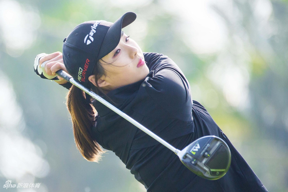 冀怡帆站在发球台，手搭凉棚远眺球道，冷静地分析着风向与障碍布局，制定开球策略。