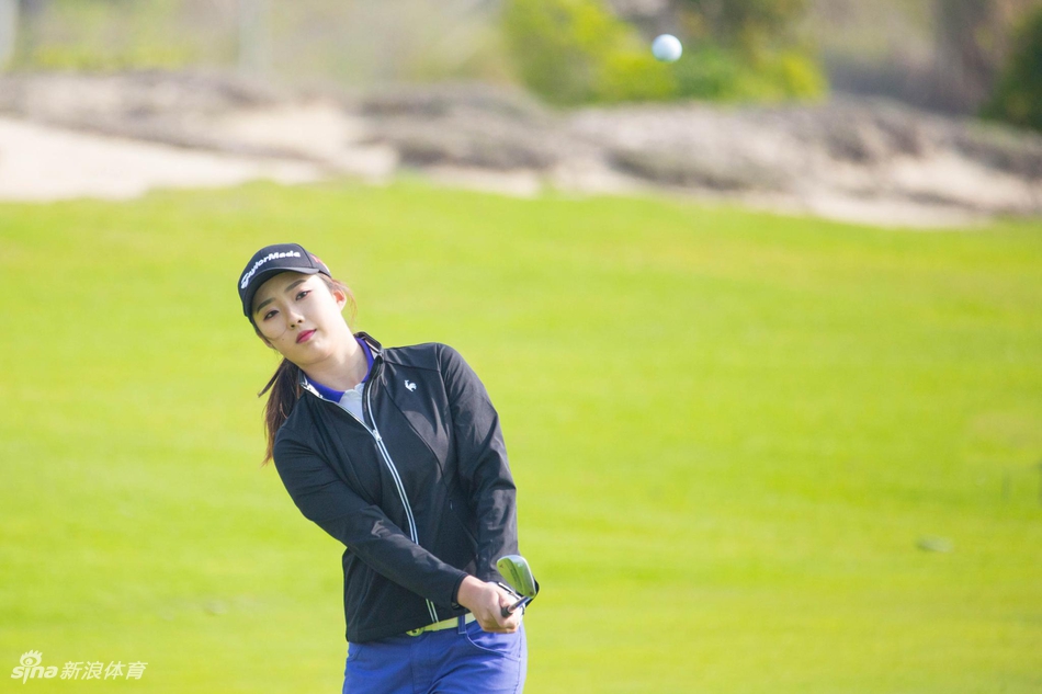 冀怡帆完成一组击球后，手持球杆凝神回顾动作，仿佛在脑海中复盘每一次挥杆的细节。