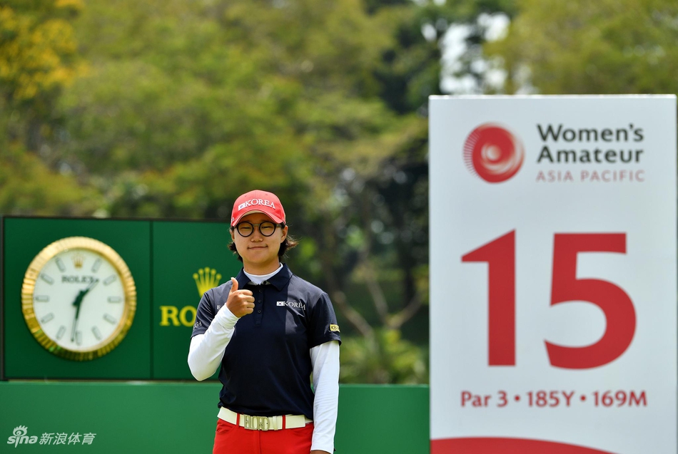 赛事开球仪式上,中国球员冀怡帆优雅挥杆,白色小球在空中划出初始的弧线,拉开了亚太女子高尔夫新篇章的序幕。