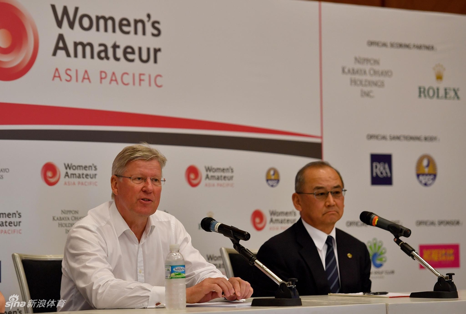 亚太业余高尔夫联合会会长村津敬介先生向阿塔雅表示祝贺,他手中象征着荣耀的奖杯,等待着刻上历史第一个冠军的名字。