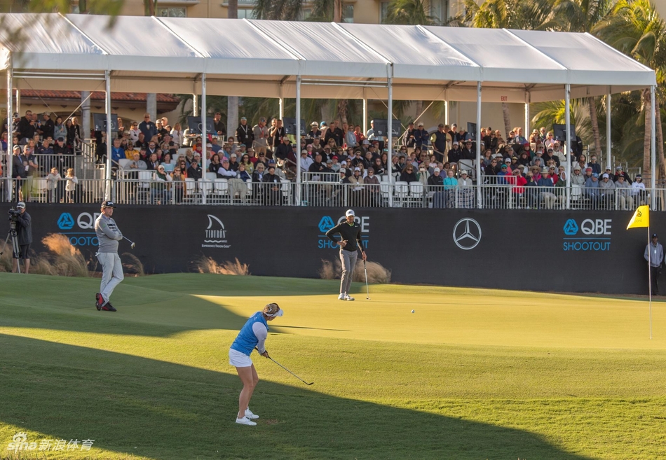 冠军组合与家人簇拥着奖杯在18洞果岭合影,画面温馨幸福