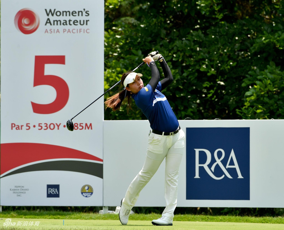 阿塔雅首轮领先时露出灿烂笑容,稚气未脱的脸庞上洋溢着纯粹的快乐,这是对高尔夫运动热爱最本真的表达。