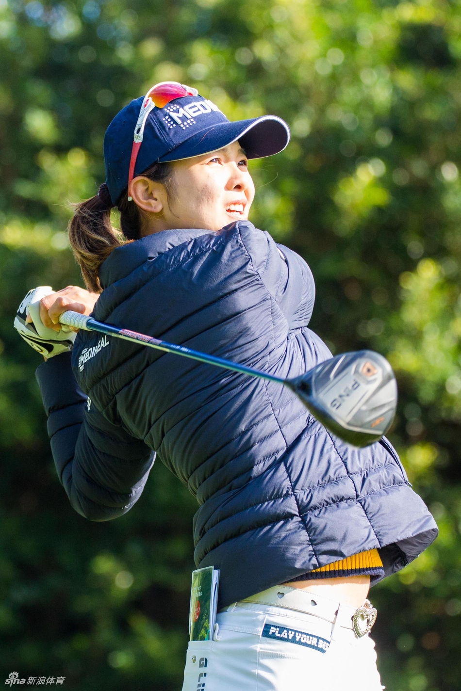 开球仪式上，嘉宾携手推杆，象征高尔夫梦想的红色小球滑向终点