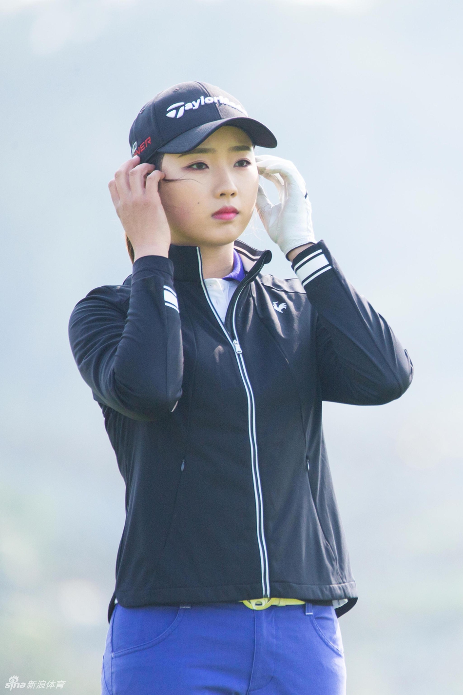 夕阳余晖为神州半岛的练习场披上金色，冀怡帆仍在进行推杆练习，孜孜不倦地追寻着完美的击球感觉。