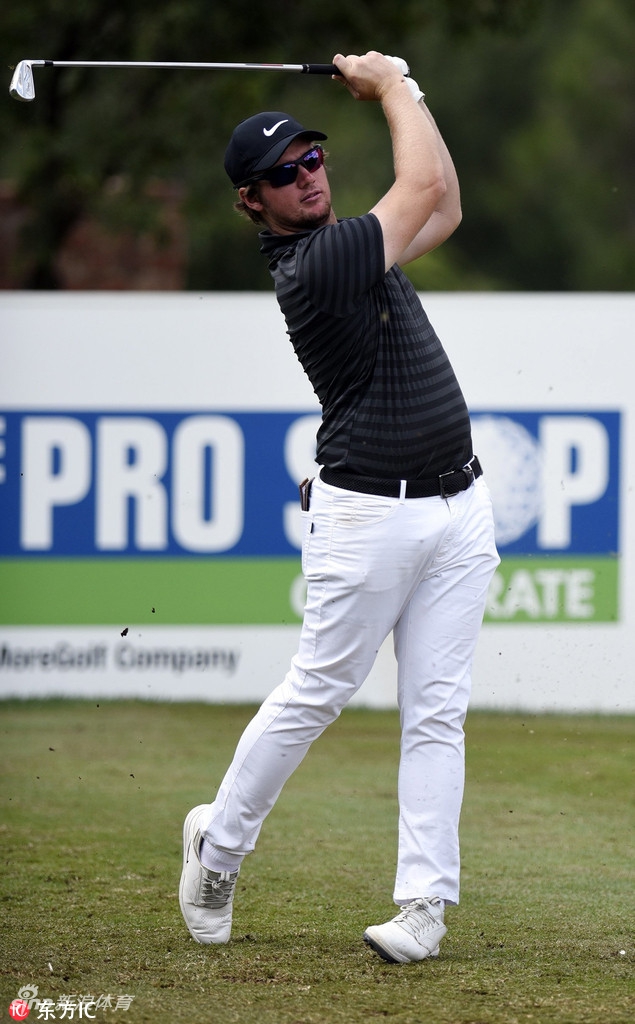 坎瑟亚在发球台上沉稳开球,挥杆动作流畅而充满力量,阳光勾勒出他专注的侧影,展现了职业球员的典范技术。