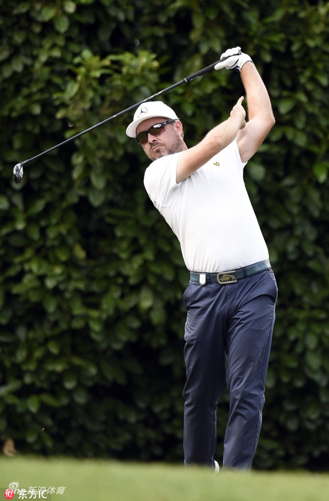 比赛因雷雨暂停期间,坎瑟亚身披雨衣站在场边,他凝视着阴云密布的天空,神情中透露着对天气的关切与对比赛继续的等待。