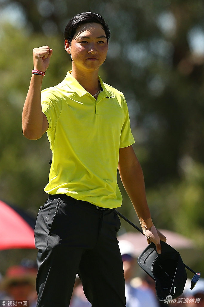 颁奖典礼上，阿费巴拉特将香槟喷洒向空中，与团队共同庆祝，晶莹的酒液在灯光下闪耀，气氛达到狂欢的高潮。