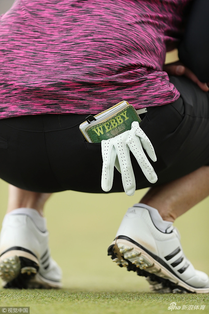 高宝璟在练习轮中与教练交流，神情认真，展现出世界顶尖球员对技术细节一丝不苟的严谨态度。