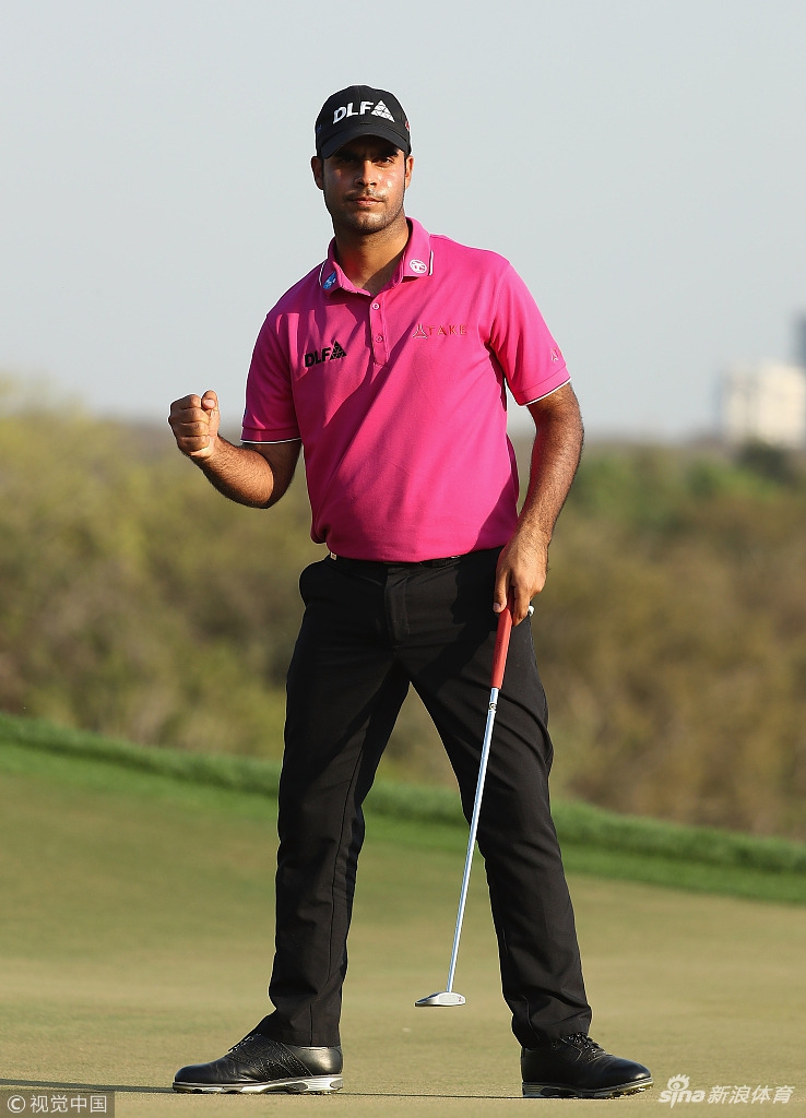 埃米利亚诺·格里洛在球道上冷静挥杆，动作流畅而稳定，尽显领先者的沉着气质，他正牢牢掌控着印度公开赛的争冠节奏。