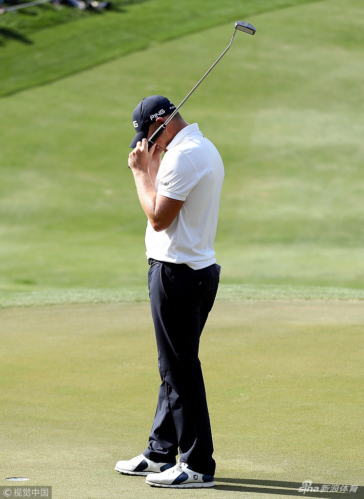 瓦勒斯在决赛轮中优雅挥杆,目光坚定地追随小球飞行的轨迹,整个动作流畅而充满力量。