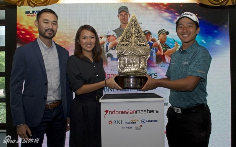 贾斯汀·罗斯面带笑容，在签名区为等候的球迷们一一签名留念