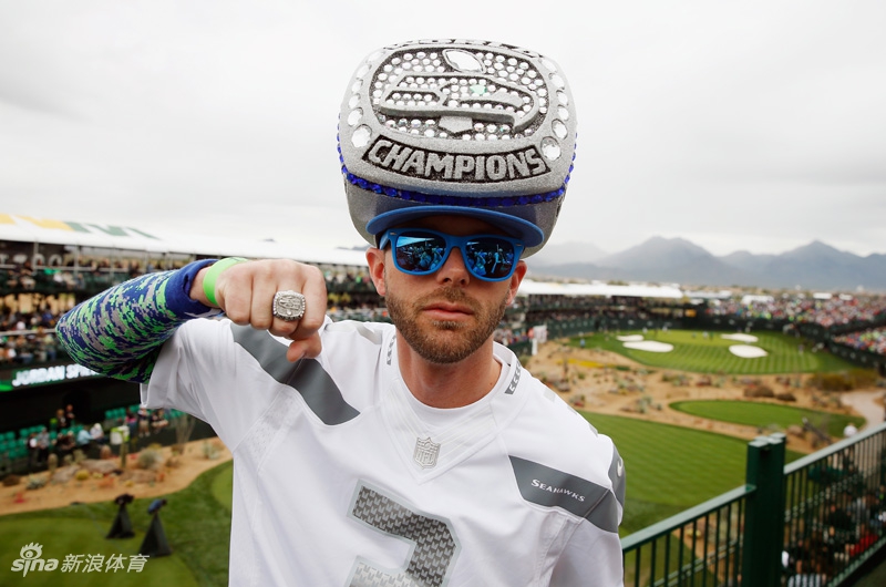 专业厨师正在户外烤架上翻烤着大块肋排，肉质呈现出诱人的焦糖色泽，烟雾袅袅升起，仿佛能透过画面闻到'牛肉亮了'的香气。