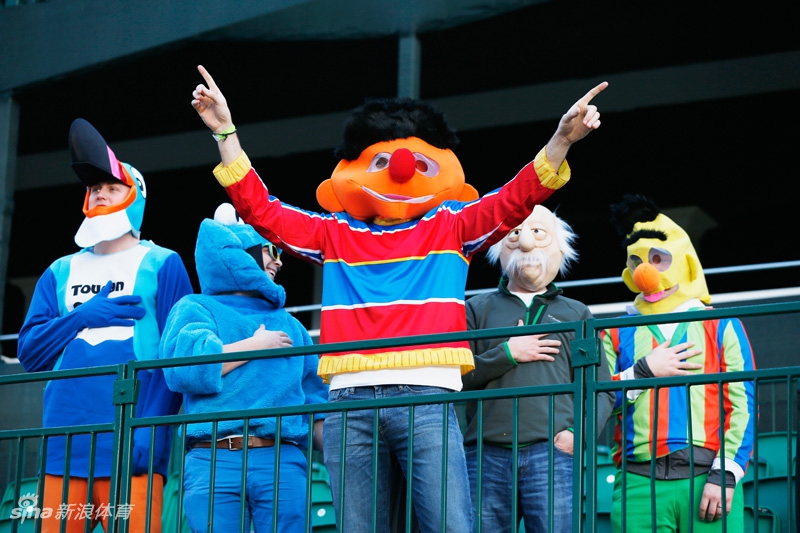 两位球迷肩并肩举杯畅饮，一位戴着时尚墨镜，另一位露出开心笑容，手中的啤酒杯在阳光下闪烁，完美诠释了赛事'酒友喝起'的欢乐氛围。