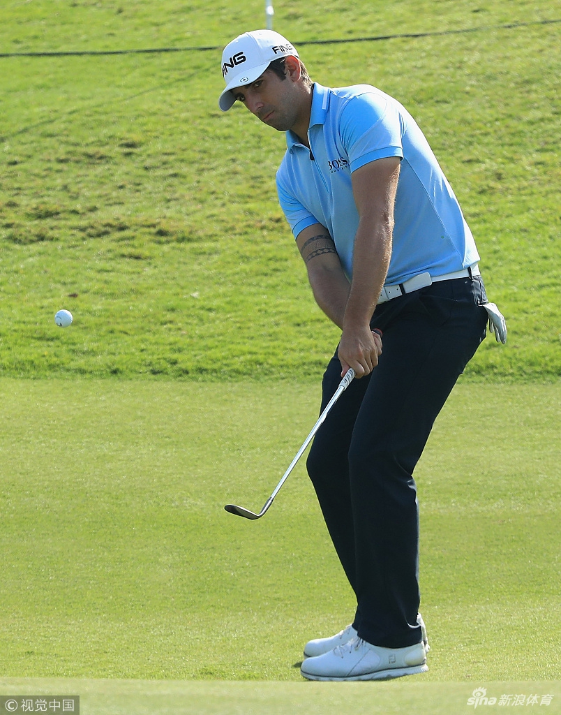 球员西姆与他的孪生兄弟球童正在认真商讨策略，两人侧影在夕阳下构成一幅和谐的协作画面。