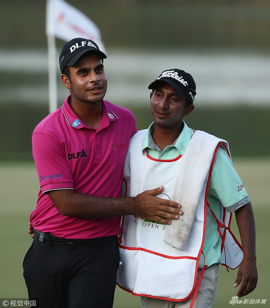 英格兰选手“牛肉”安德鲁·乔斯顿在沙坑中救球，他标志性的卷曲胡须和专注的神情展现出其独特的赛场魅力。