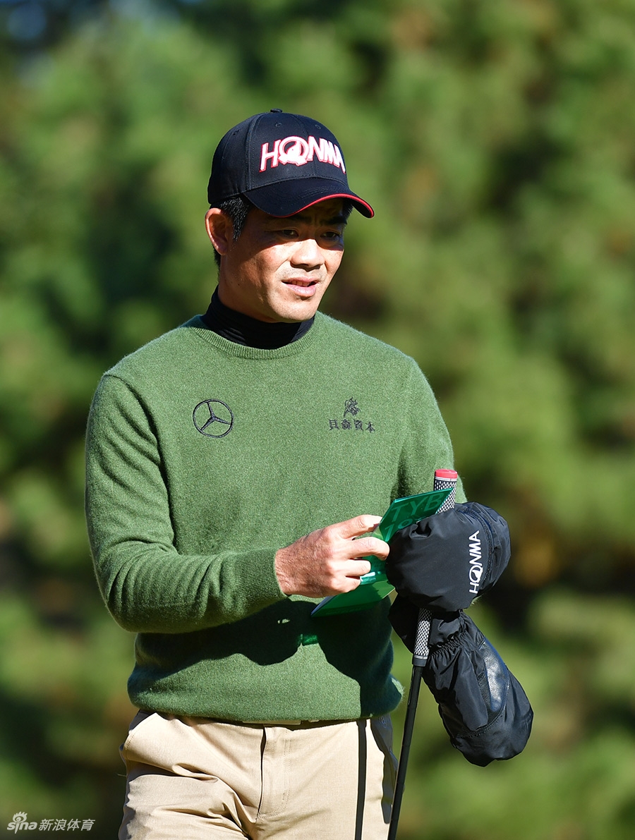 梁文冲在赛后与同组球员及记分员交流，气氛轻松融洽，体现了高尔夫的运动礼仪