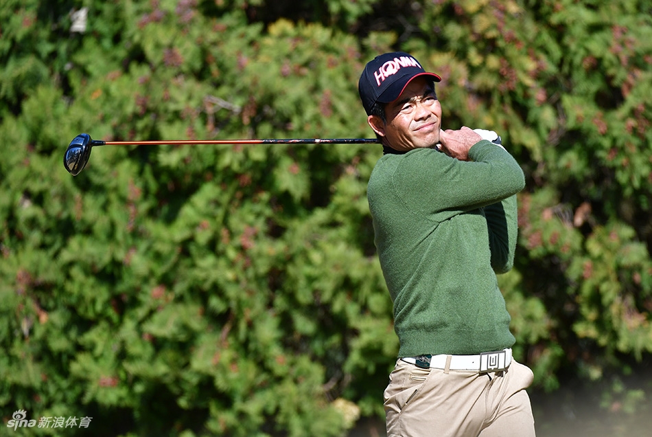 梁文冲完成一次漂亮推击后，小白球滚向洞杯，他保持动作进行跟随，充满期待