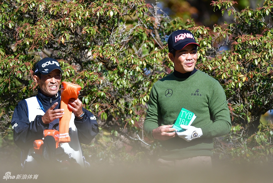 梁文冲在球道上进行关键一击，挥杆动作流畅而稳定，尽显职业球员的扎实功底