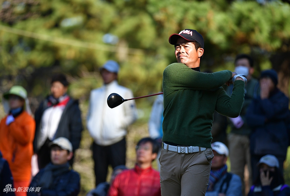 梁文冲在JT杯比赛中专注挥杆开球，身体姿态舒展有力，目光紧追小白球的飞行轨迹