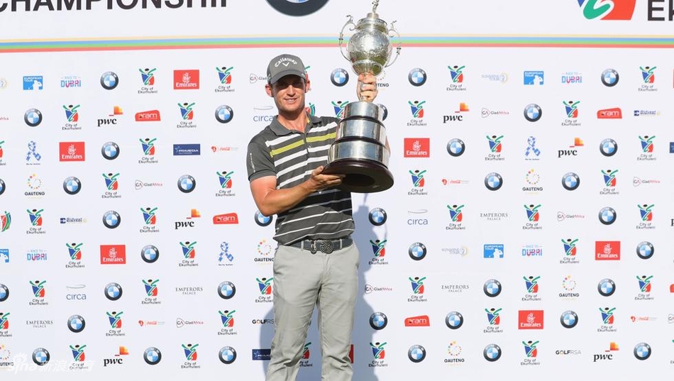 佩斯利在比赛中进行关键推杆,全场观众屏息凝神,气氛紧张而专注。