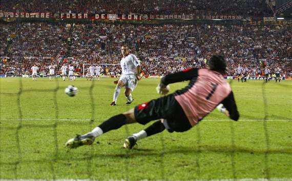 C罗在射失点球后掩面痛哭，巨大的压力让这位当时的天之骄子流下热泪，但队友们最终用胜利将他从失点的自责中拯救出来