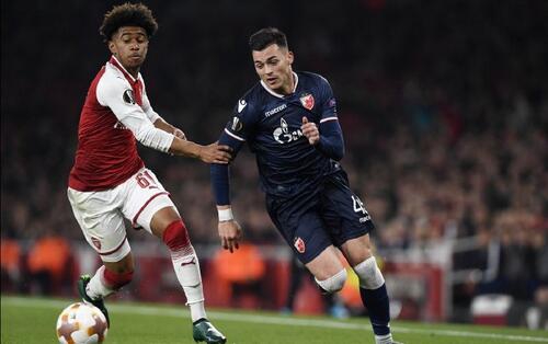 阿森纳边路超跑布卡约·萨卡强行超车后送出精准传中，防守球员只能望尘莫及，他的突破是枪手撕开密集防线的最锋利武器