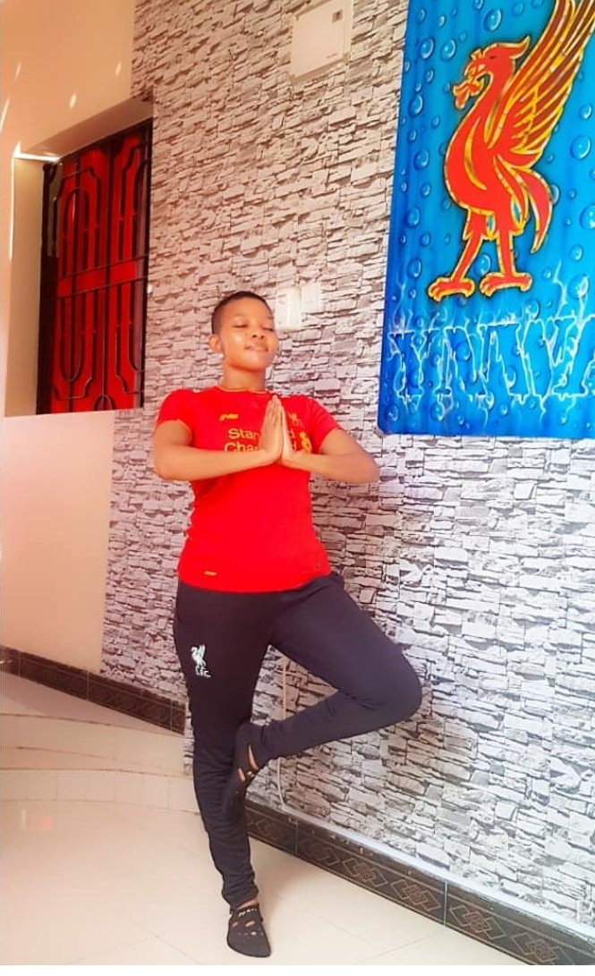 萨拉赫在万众瞩目下盘腿静坐，双手合十，神情虔诚而平和，身后的巨型屏幕和看台上沸腾的人海仿佛都成为他个人修行的背景板。