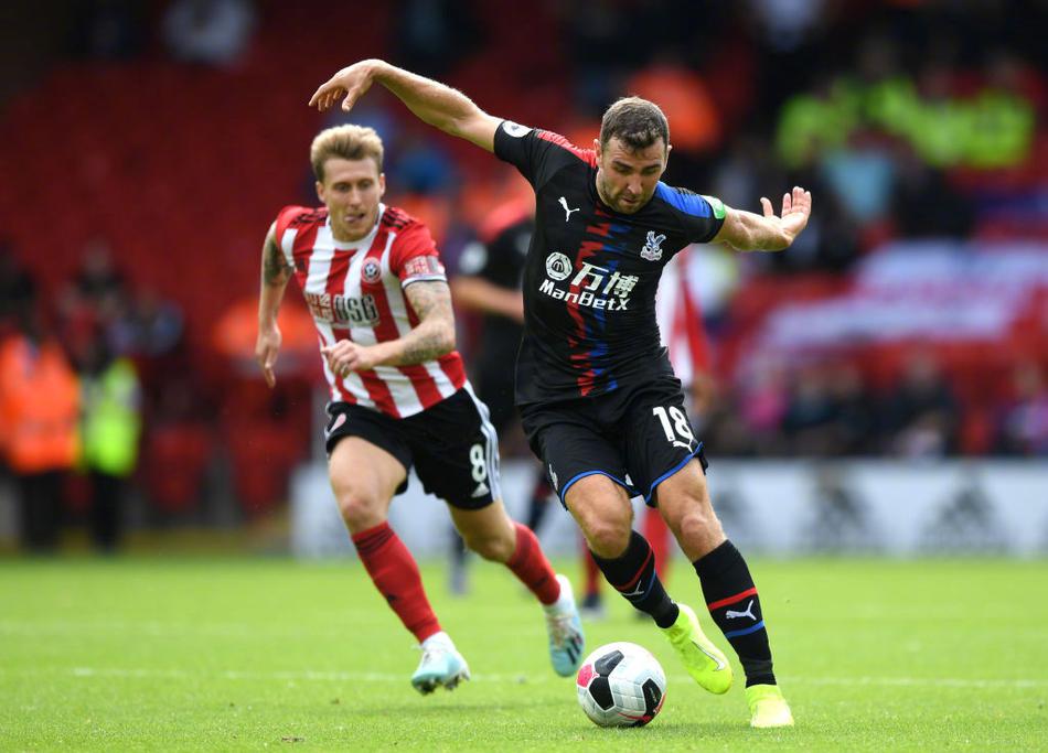 主帅克里斯·怀尔德在场边激情挥拳庆祝，这位谢菲联的死忠球迷，亲手将心爱的球队从英甲带回了英超，并拿到了梦寐以求的胜利，这一刻他是布拉莫巷的图腾。