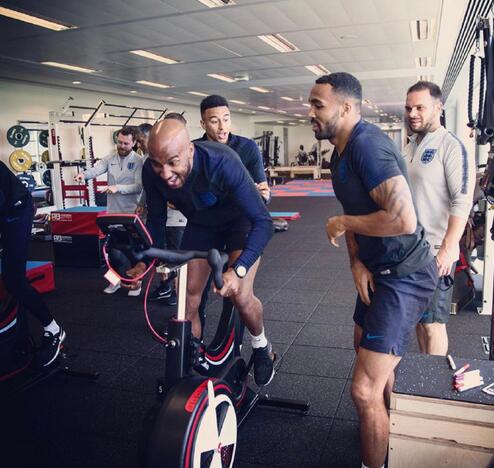 在分组对抗中，拉什福德利用出色的技术摆脱防守，他的动作流畅而敏捷，展现出极佳的竞技状态，引得场边教练频频点头。