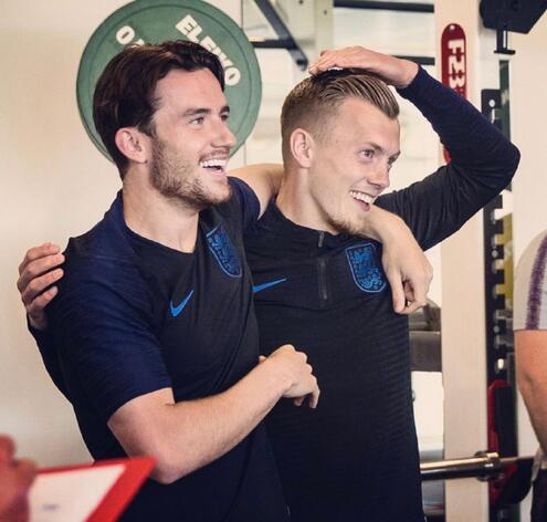 训练场上，拉什福德正在进行高强度的射门练习，他咬紧牙关，眼神中透露出对进球的渴望，皮球如出膛炮弹般飞向球门。