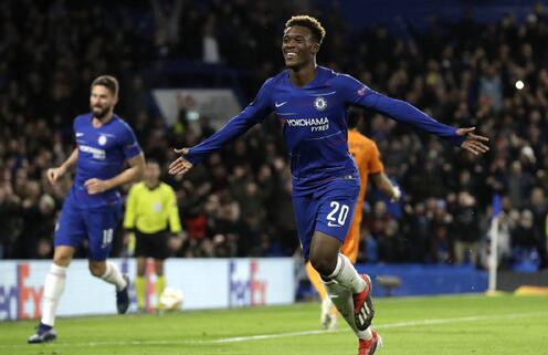 七位新星的剪影汇聚在同一片天空下，他们眼神坚定望向远方，英超新时代的画卷正等待这些年轻人用自己的才华与汗水去尽情挥洒