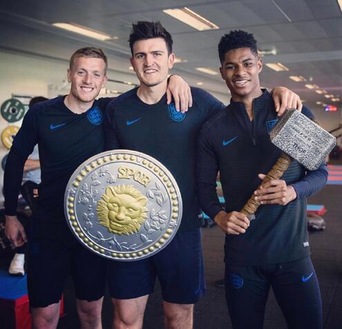 训练接近尾声，拉什福德仍在加练任意球，他专注地瞄准人墙缝隙，力求用最完美的弧线攻破球门，这种精益求精的态度令人动容。