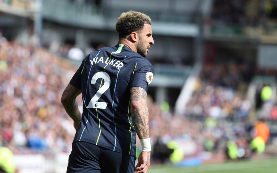 伯恩利门线混战中，皮球整体已越过门线，曼城球员举手示意，裁判手腕上的手表轻轻震动，门线技术无声地改变了冠军的走向