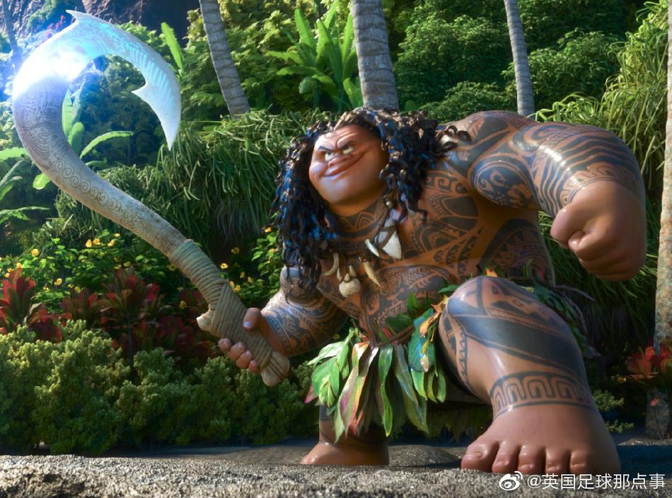 萨拉赫和家人一起准备生日惊喜，他身着戏服俯身帮忙，女儿在一旁期待地张望。桌上摆满了《海洋奇缘》主题的装饰，蛋糕上还有可爱的卡通形象，每个细节都透露着这位球星父亲的用心。