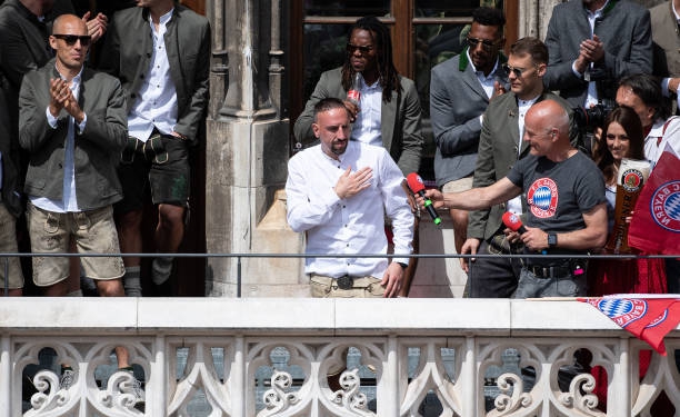 罗本抱着女儿在球场内享受庆典，里贝里在一旁开怀大笑，场面温馨动人