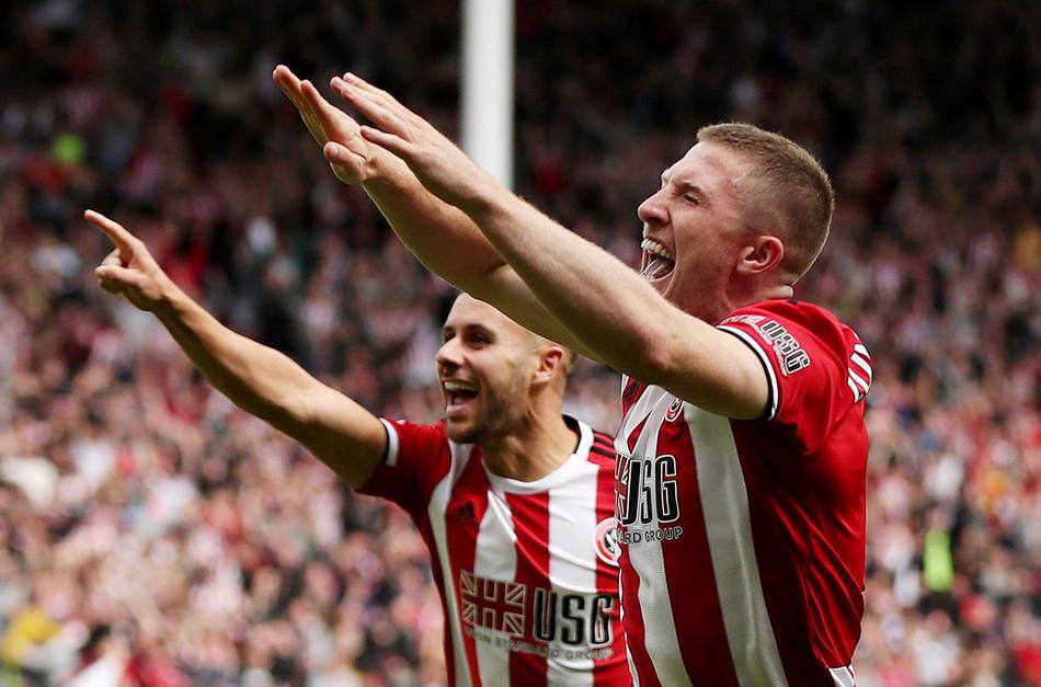 赛后谢菲尔德联全队球员手拉手走向看台，向始终不离不弃的球迷们致谢，这一刻，球队与球迷之间深厚的情感纽带，在布拉莫巷的灯光下显得格外动人。